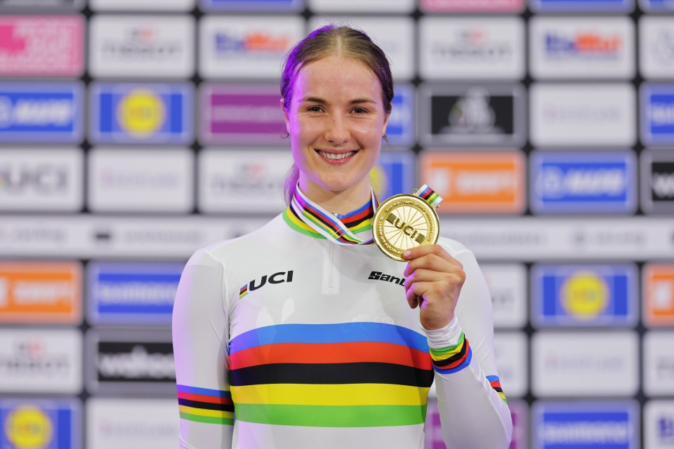 Andrews claims historic rainbow jersey in sprint finish in Scotland