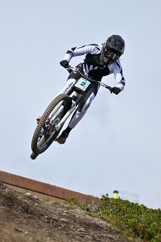 Kiwi junior women dominate downhill qualifying at UCI MTB in France